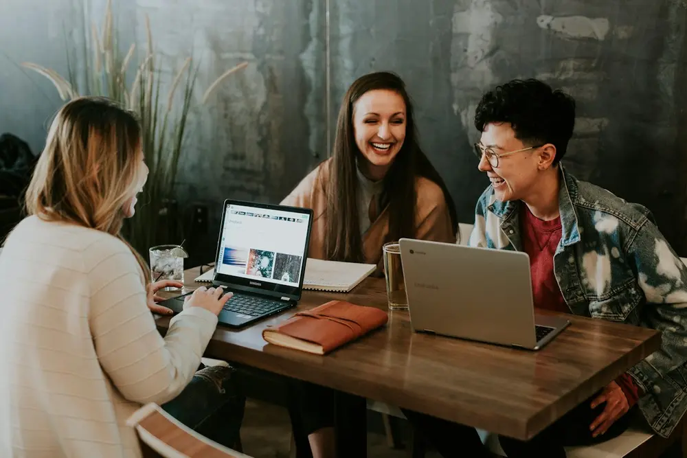 Employee Communication in Retail: Moving Beyond WhatsApp Groups