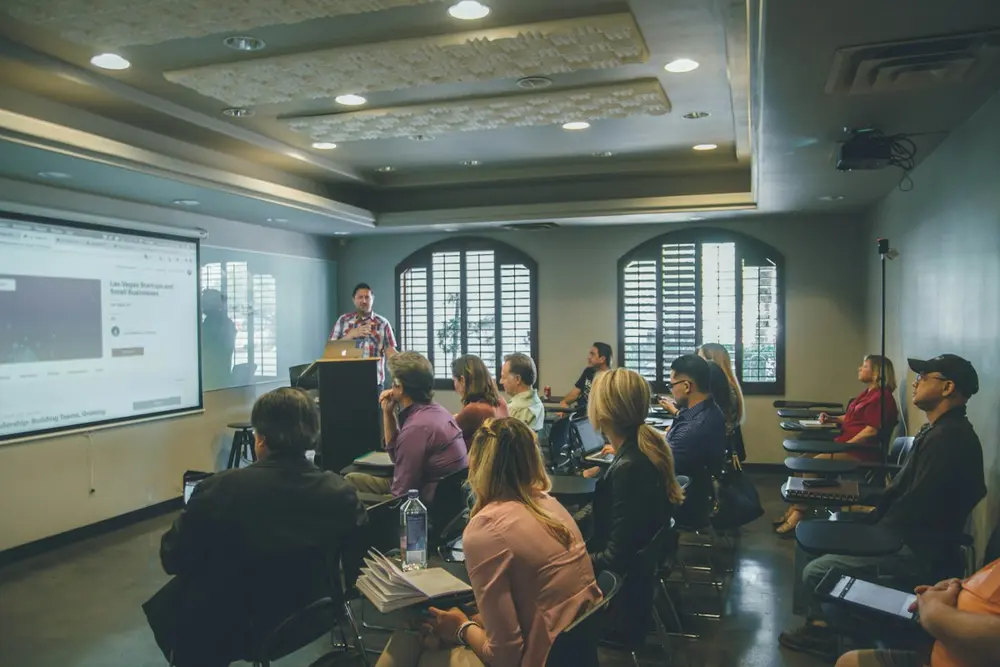 Microlearning: The Right Way to Train Retail Frontline Teams